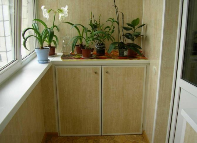 Toutes les options et méthodes pour agrandir le balcon à Khrouchtchev et un immeuble avec une photo et une description