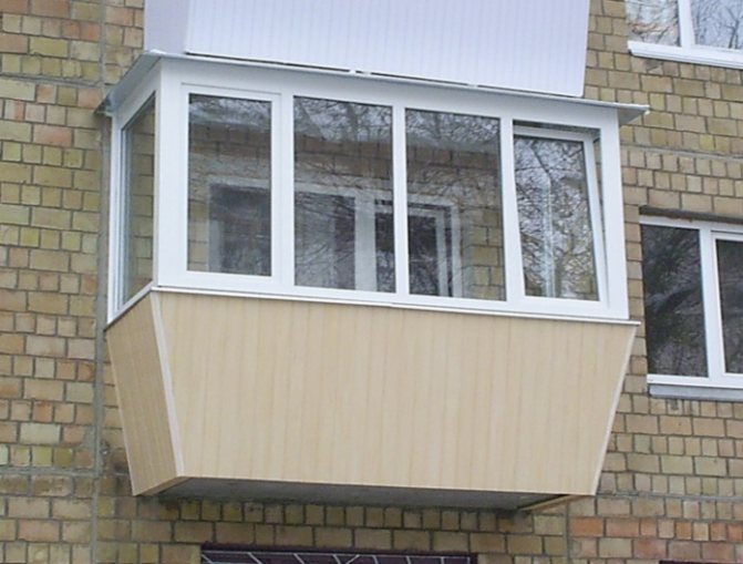 Toutes les options et méthodes pour agrandir le balcon à Khrouchtchev et un immeuble avec une photo et une description