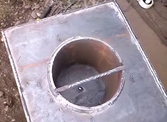 Заваряваме парче тръба вътре в тялото на пещта