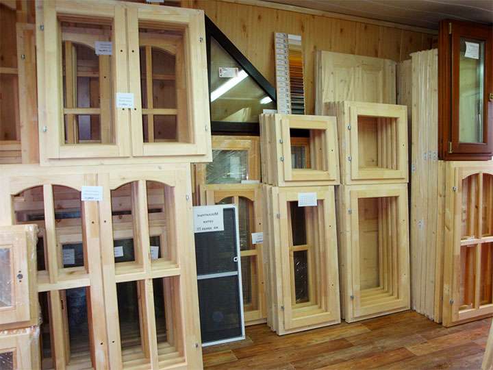 Ein Holzfenster für die Veranda wählen