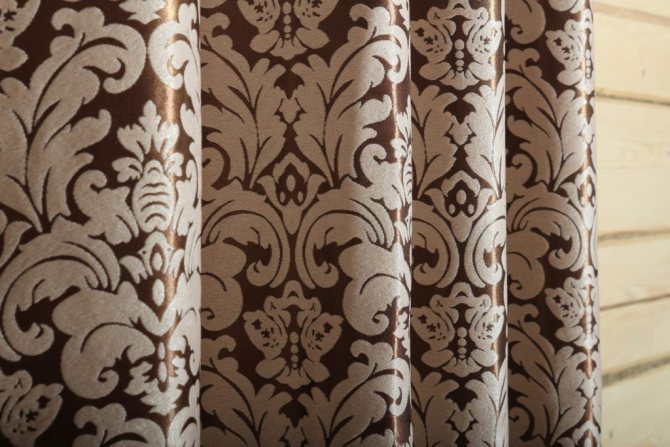 Le choix de la largeur des rideaux splendeur des rideaux avec un motif prononcé