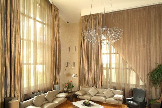 Choix de rideaux avec une porte de balcon: rideaux asymétriques