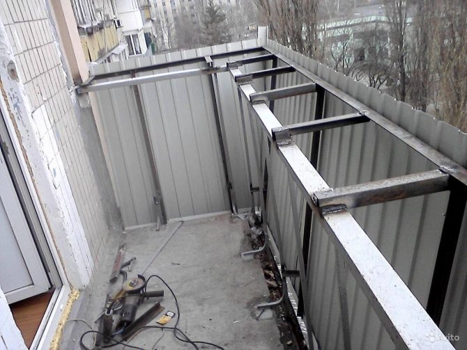 retrait du balcon le long du parapet