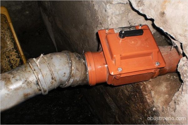 Tomada para um bem equipado com veneziana.