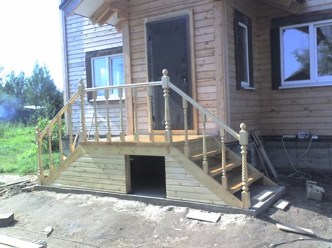 hohe Veranda aus Holz