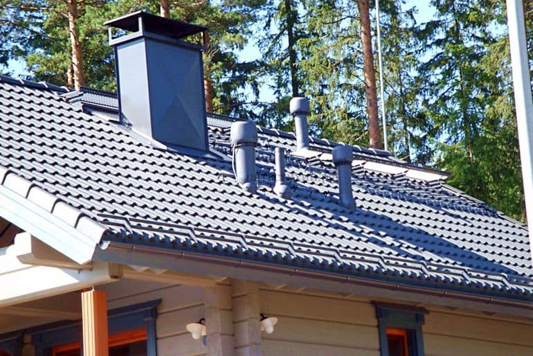 Die Höhe des Lüftungsrohrs über dem Dach eines Privathauses