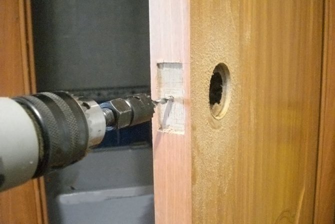 Percer un trou dans la porte