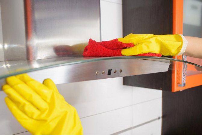 Die Haube muss einschließlich der Außenseite vollständig gereinigt werden