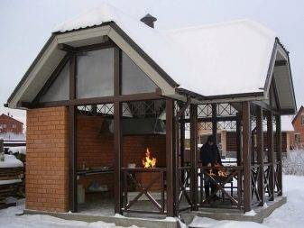 Parapluie d'échappement au-dessus du barbecue