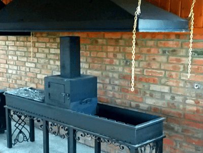 Parapluie d'échappement au-dessus du barbecue