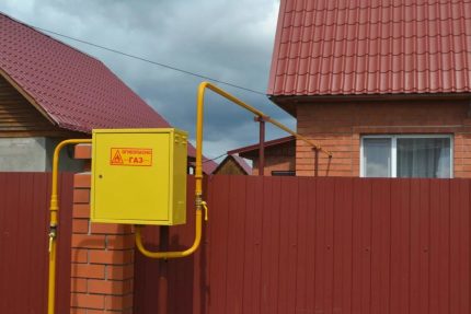 Coffret avec compteur gaz près de la maison