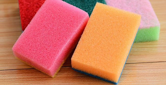 Nous utiliserons des éponges de cuisine ordinaires comme base du nettoyant pour vitres.