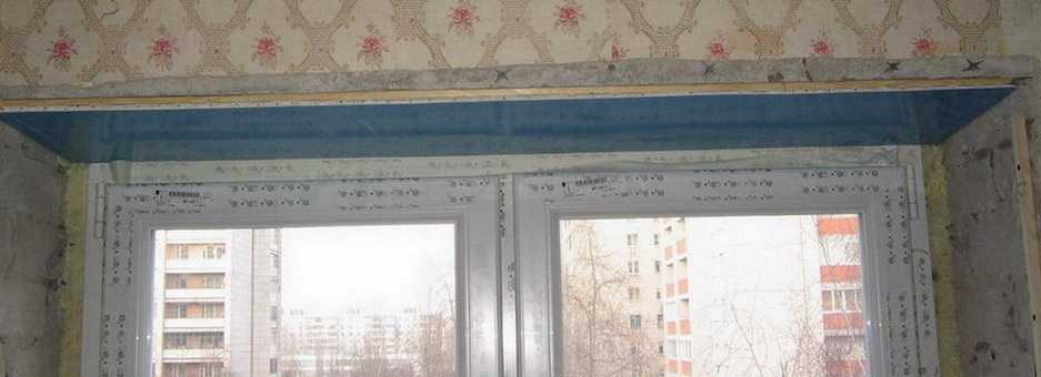 Painel de plástico superior fixo na inclinação da janela