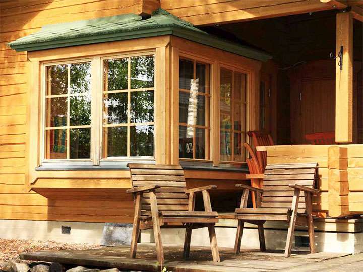 Geschlossene Veranda mit Holzfenstern