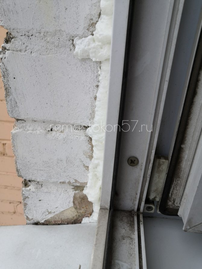 Remplir le joint de la fenêtre avec de la mousse de polyuréthane