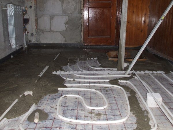 Pouring underfloor heating