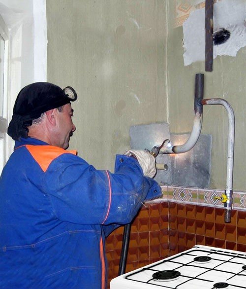 Remplacement des conduites de gaz dans un immeuble d'habitation lors de l'exécution
