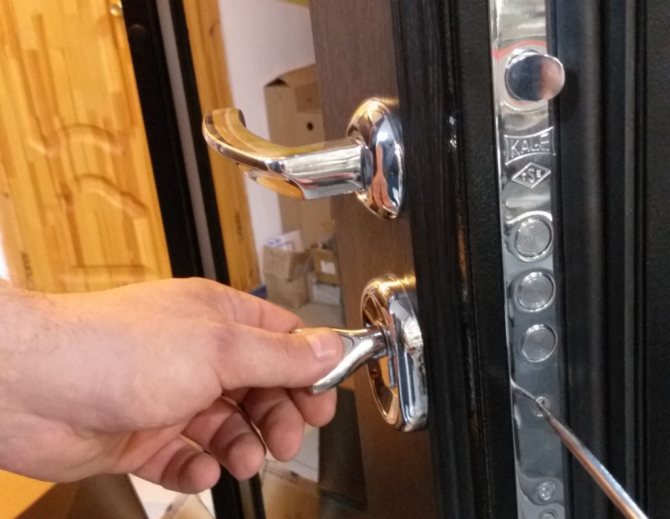 Remplacement de la larve dans une porte métallique
