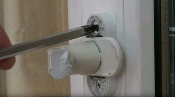 remplacement de poignée de fenêtre en plastique