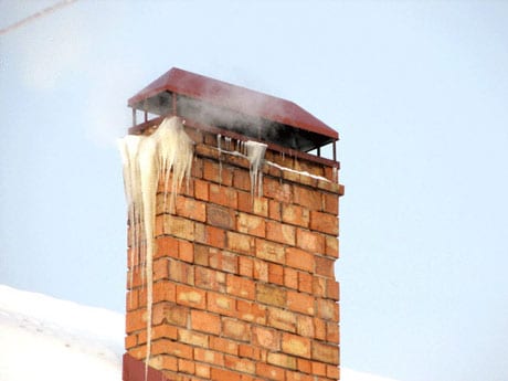 Gefrorenes Kondensat im Schornstein