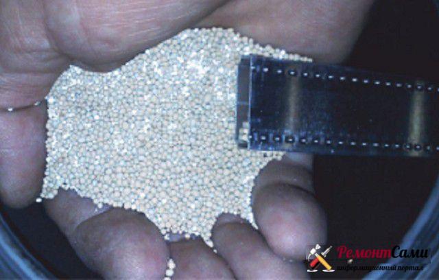 Remplissage des entretoises en aluminium avec du gel de silice pour les vitrages isolants