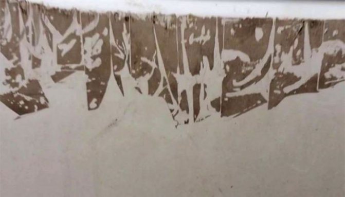 Anciennes traces de scotch sur plastique