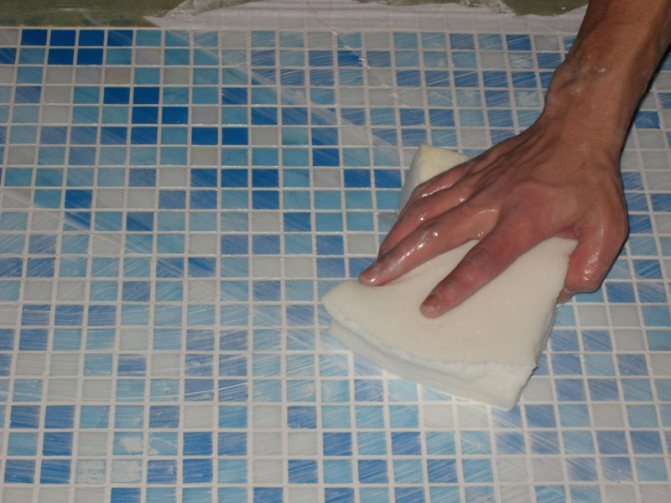 Le coulis est laissé sécher complètement, après quoi le carreau est essuyé avec un chiffon humide
