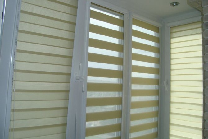 Les stores sur le balcon sont une bonne solution pour décorer la pièce et protéger du soleil