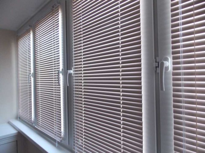 Stores sur le balcon: conseils pour choisir et installer vos propres mains