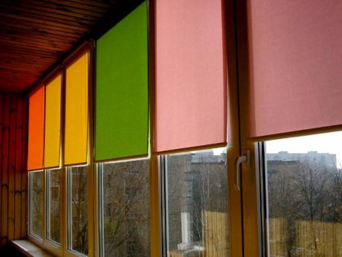 stores sur les fenêtres en tissu