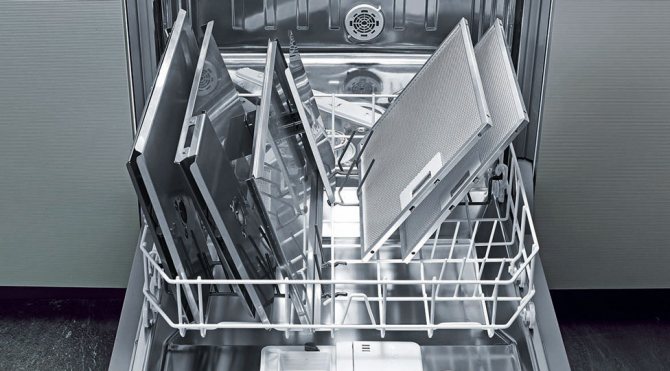 Eine Frau ist durchaus in der Lage, die Filterelemente selbst aus dem Gerät herauszuholen.